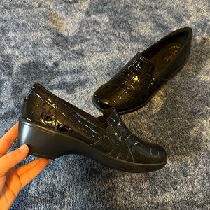 Clarks May Marigold Black Patent Leather Croc-Embossed Slip-On Loafer Size 9